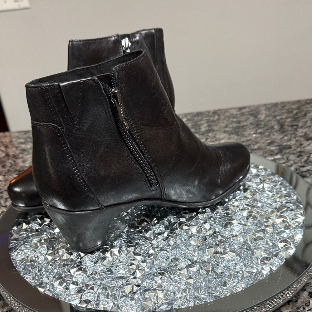 Easy Spirit leather Black Ankle Booties New 7.5W - Picture 4 of 10